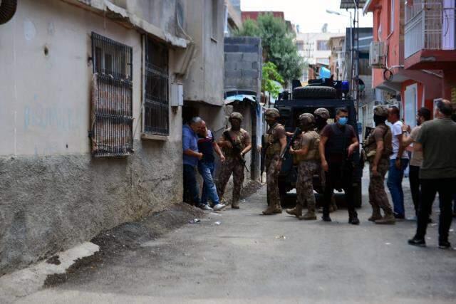Mahalleyi karıştıran olay! Çatıya çıkıp sağa sola ateş açan kişiyi linçten polis kurtardı Mahalleyi karıştıran olay! Çatıya çıkıp sağa sola ateş açan kişiyi linçten polis kurtardı