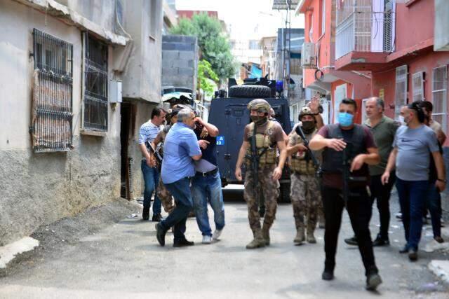 Mahalleyi karıştıran olay! Çatıya çıkıp sağa sola ateş açan kişiyi linçten polis kurtardı Mahalleyi karıştıran olay! Çatıya çıkıp sağa sola ateş açan kişiyi linçten polis kurtardı