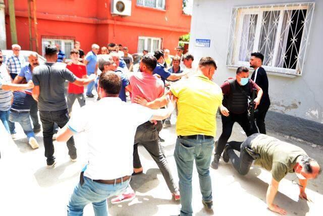 Mahalleyi karıştıran olay! Çatıya çıkıp sağa sola ateş açan kişiyi linçten polis kurtardı Mahalleyi karıştıran olay! Çatıya çıkıp sağa sola ateş açan kişiyi linçten polis kurtardı