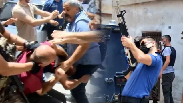 Mahalleyi karıştıran olay! Çatıya çıkıp sağa sola ateş açan kişiyi linçten polis kurtardı Mahalleyi karıştıran olay! Çatıya çıkıp sağa sola ateş açan kişiyi linçten polis kurtardı