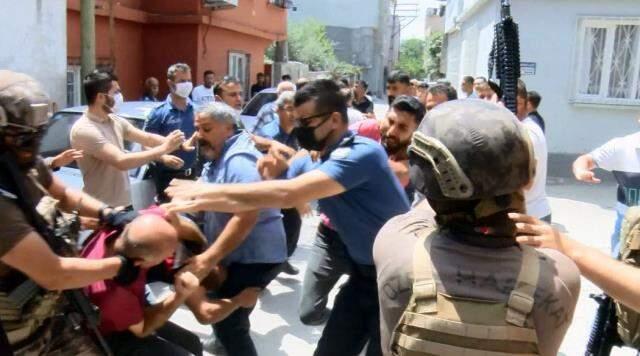 Mahalleyi karıştıran olay! Çatıya çıkıp sağa sola ateş açan kişiyi linçten polis kurtardı Mahalleyi karıştıran olay! Çatıya çıkıp sağa sola ateş açan kişiyi linçten polis kurtardı
