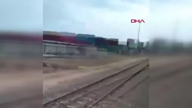 MAKİNİST TRENİ DURDURUP, RAYLARIN ÜZERİNDEKİ ATI GÜVENLİ BÖLGEYE ALDI MAKİNİST TRENİ DURDURUP, RAYLARIN ÜZERİNDEKİ ATI GÜVENLİ BÖLGEYE ALDI