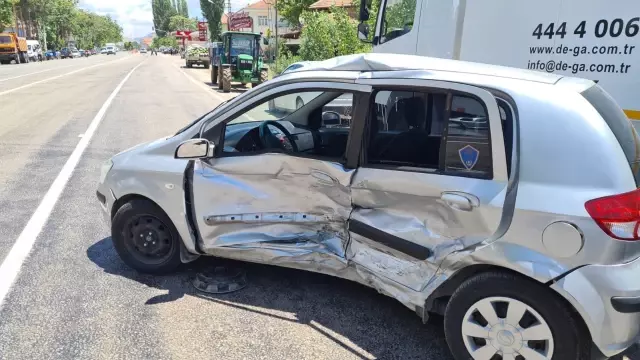 Malatya'da iki otomobil çarpıştı: 3 yaralı Malatya'da iki otomobil çarpıştı: 3 yaralı