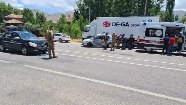 Malatya'da iki otomobil çarpıştı: 3 yaralı Malatya'da iki otomobil çarpıştı: 3 yaralı