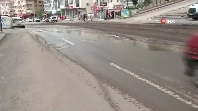 Son dakika: Mamak'ta sağanak sonrası meydana gelen sel altyapı çalışmalarının olduğu yolu tahrip etti Son dakika: Mamak'ta sağanak sonrası meydana gelen sel altyapı çalışmalarının olduğu yolu tahrip etti