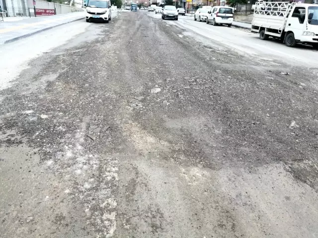 Mamak'ta sağanak sonrası meydana gelen sel altyapı çalışmalarının olduğu yolu tahrip etti Mamak'ta sağanak sonrası meydana gelen sel altyapı çalışmalarının olduğu yolu tahrip etti