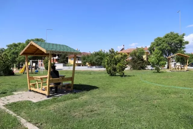 Marangozhanede üretilen ahşap duraklar kente güzellik kattı Marangozhanede üretilen ahşap duraklar kente güzellik kattı