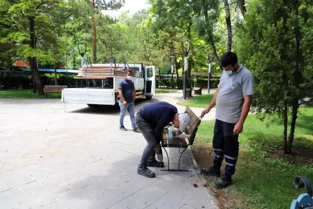 Marangozhanede üretilen ahşap duraklar kente güzellik kattı Marangozhanede üretilen ahşap duraklar kente güzellik kattı