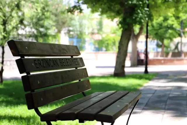 Marangozhanede üretilen ahşap duraklar kente güzellik kattı Marangozhanede üretilen ahşap duraklar kente güzellik kattı