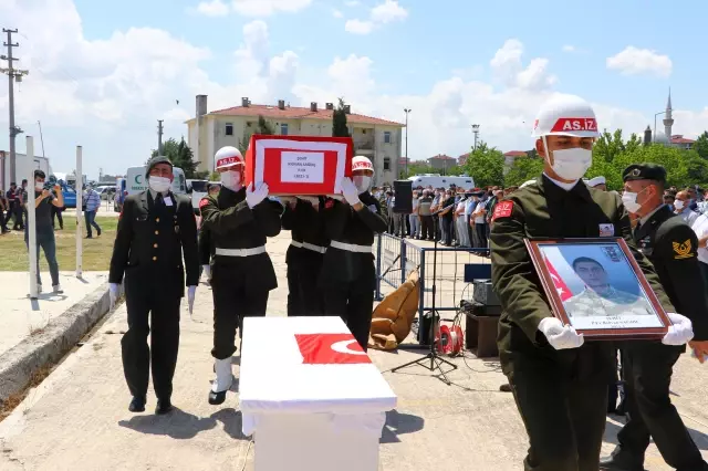 Mardin'de silah kazası sonucu şehit olan asker son yolculuğuna uğurlandı Mardin'de silah kazası sonucu şehit olan asker son yolculuğuna uğurlandı