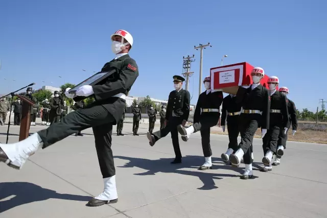 Son dakika haberleri: MARDİN ŞEHİT ASKERİN CENAZESİ MEMLEKETİNE UĞURLANDI Son dakika haberleri: MARDİN ŞEHİT ASKERİN CENAZESİ MEMLEKETİNE UĞURLANDI