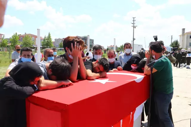 Mardin'de silah kazası sonucu şehit olan asker son yolculuğuna uğurlandı Mardin'de silah kazası sonucu şehit olan asker son yolculuğuna uğurlandı