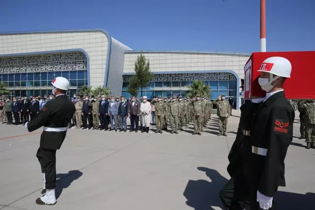 Son dakika haberleri: MARDİN ŞEHİT ASKERİN CENAZESİ MEMLEKETİNE UĞURLANDI Son dakika haberleri: MARDİN ŞEHİT ASKERİN CENAZESİ MEMLEKETİNE UĞURLANDI