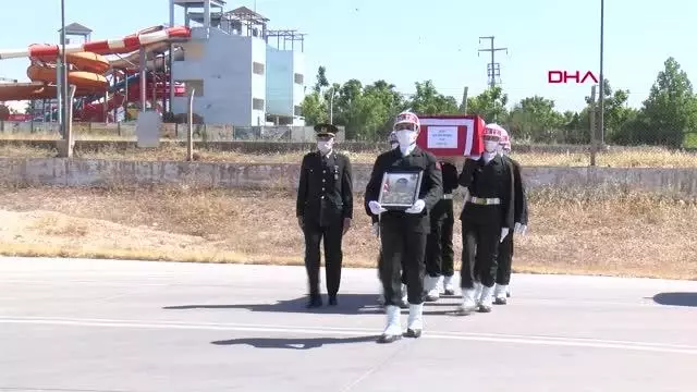 Son dakika haberleri: MARDİN ŞEHİT ASKERİN CENAZESİ MEMLEKETİNE UĞURLANDI Son dakika haberleri: MARDİN ŞEHİT ASKERİN CENAZESİ MEMLEKETİNE UĞURLANDI