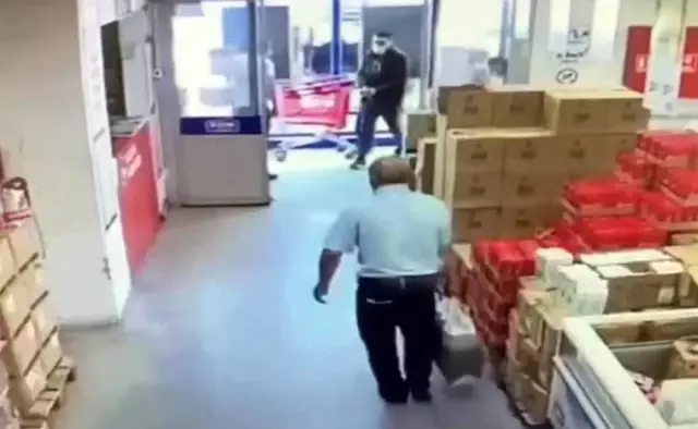 Marketten Ayçiçek yağı çaldı, polisin operasyonuyla gözaltına alındı Marketten Ayçiçek yağı çaldı, polisin operasyonuyla gözaltına alındı