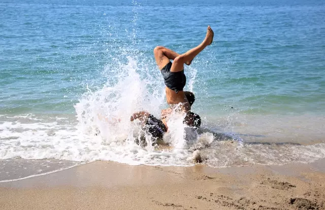 Mersin'de güreşçiler, sahilde antrenman yaparak turnuvalara hazırlanıyor Mersin'de güreşçiler, sahilde antrenman yaparak turnuvalara hazırlanıyor