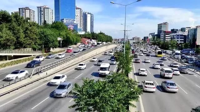 Mesai saatinin bitimiyle trafikte yoğunluk oluştu Mesai saatinin bitimiyle trafikte yoğunluk oluştu