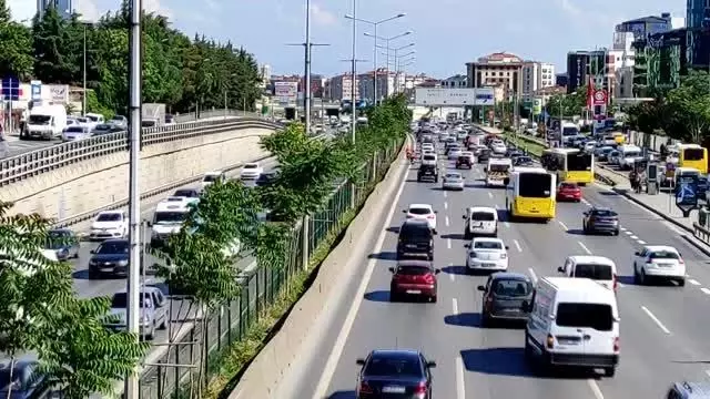 Mesai saatinin bitimiyle trafikte yoğunluk oluştu Mesai saatinin bitimiyle trafikte yoğunluk oluştu