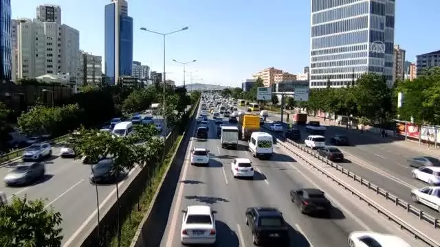 Mesai saatinin bitimiyle trafikte yoğunluk oluştu Mesai saatinin bitimiyle trafikte yoğunluk oluştu
