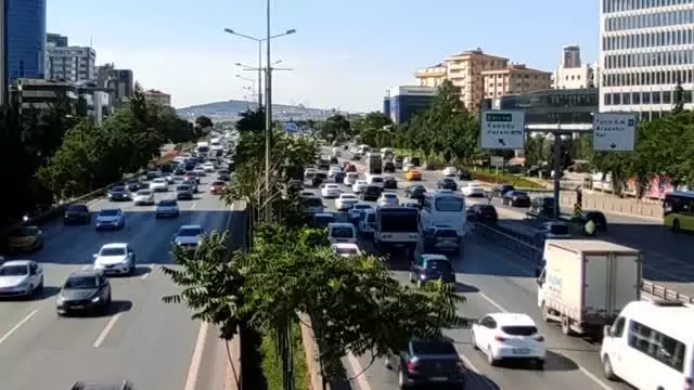 Mesai saatinin bitimiyle trafikte yoğunluk oluştu Mesai saatinin bitimiyle trafikte yoğunluk oluştu