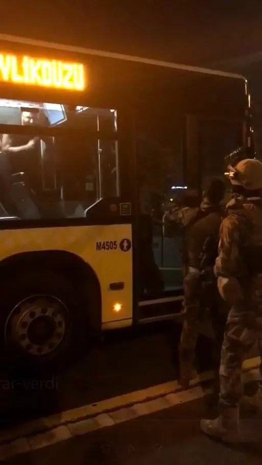 Metrobüste kendisine zarar veren şahsı özel harekat polisi aldı Metrobüste kendisine zarar veren şahsı özel harekat polisi aldı