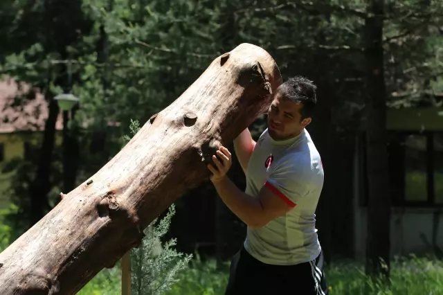 Milli güreşçiler, olimpiyat madalyası hedefi için Bolu'da form tutuyor Milli güreşçiler, olimpiyat madalyası hedefi için Bolu'da form tutuyor