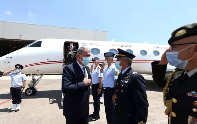 Milli Savunma Bakanı Akar, Libya ziyareti öncesinde İtalya'nın Sicilya Adası'na geçerek İngiltere Savunma Bakanı Wallace ve İtalya Savunma Bakanı... Milli Savunma Bakanı Akar, Libya ziyareti öncesinde İtalya'nın Sicilya Adası'na geçerek İngiltere Savunma Bakanı Wallace ve İtalya Savunma Bakanı...