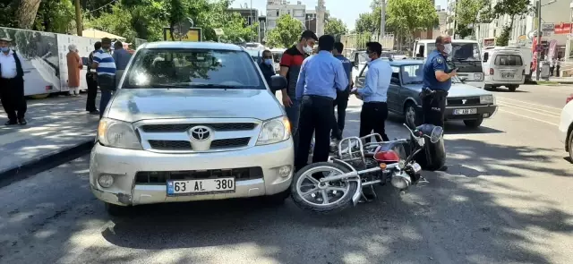 Motosiklet ile kamyonet çarpıştı: 1 yaralı Motosiklet ile kamyonet çarpıştı: 1 yaralı