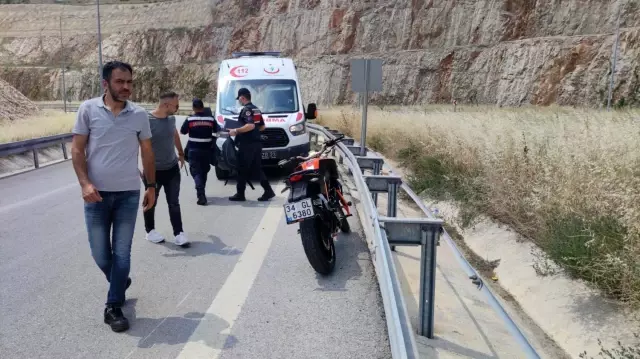 Motosiklet otoban girişinde bariyerlere çarptı Motosiklet otoban girişinde bariyerlere çarptı