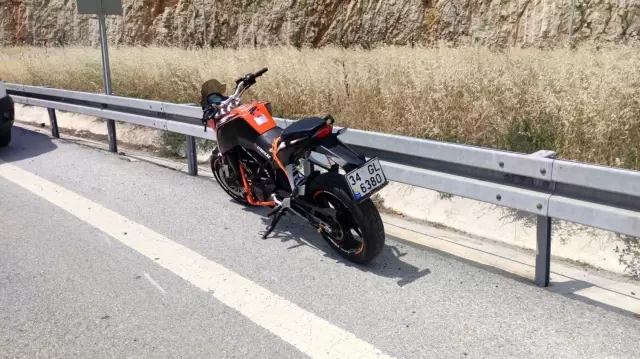 Motosiklet otoban girişinde bariyerlere çarptı Motosiklet otoban girişinde bariyerlere çarptı