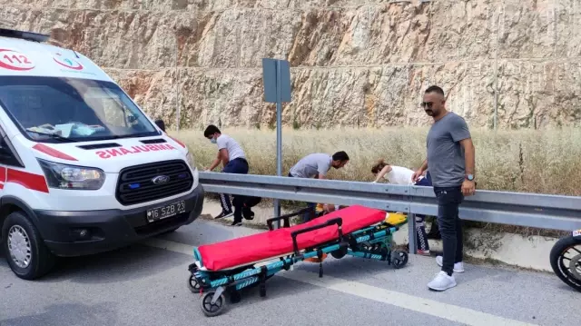 Motosiklet otoban girişinde bariyerlere çarptı Motosiklet otoban girişinde bariyerlere çarptı