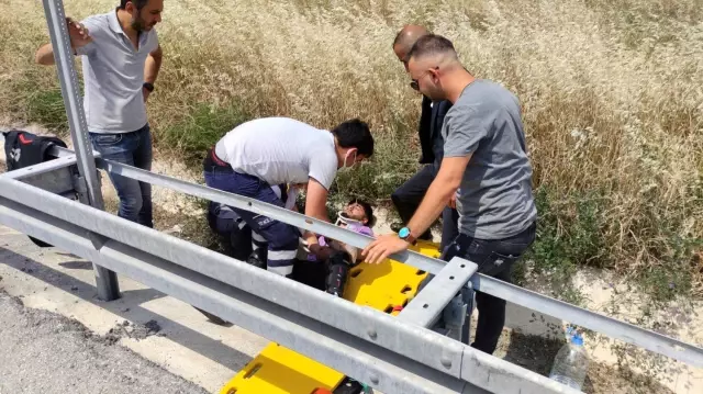 Motosiklet otoban girişinde bariyerlere çarptı Motosiklet otoban girişinde bariyerlere çarptı