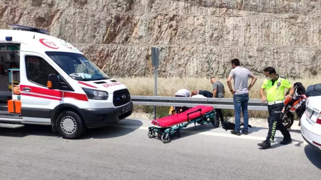 Motosiklet otoban girişinde bariyerlere çarptı Motosiklet otoban girişinde bariyerlere çarptı