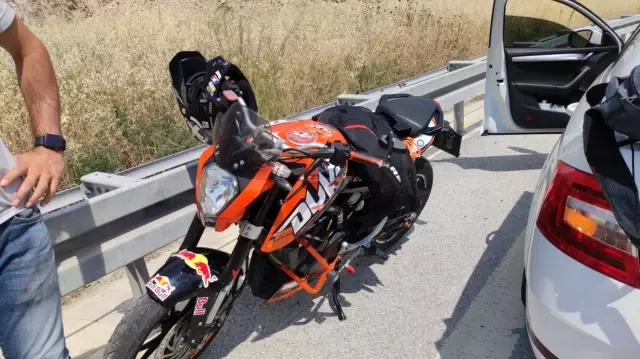Motosiklet otoban girişinde bariyerlere çarptı Motosiklet otoban girişinde bariyerlere çarptı