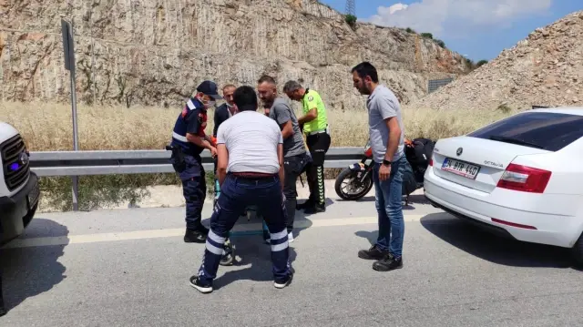 Motosiklet otoban girişinde bariyerlere çarptı Motosiklet otoban girişinde bariyerlere çarptı