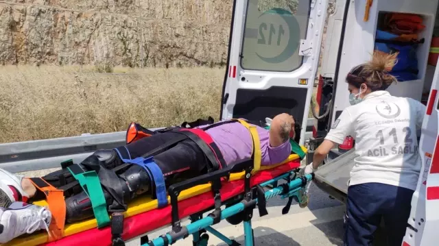 Motosiklet otoban girişinde bariyerlere çarptı Motosiklet otoban girişinde bariyerlere çarptı
