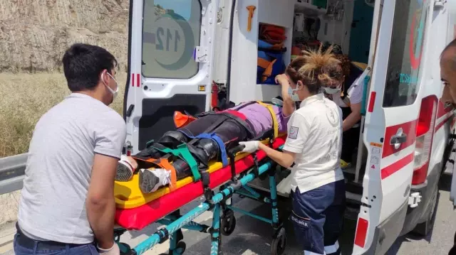 Motosiklet otoban girişinde bariyerlere çarptı Motosiklet otoban girişinde bariyerlere çarptı