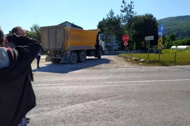 Motosikletli sürücü iş kamyonu ile çarpıştı: 2 ağır yaralı Motosikletli sürücü iş kamyonu ile çarpıştı: 2 ağır yaralı