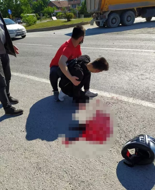 Motosikletli sürücü iş kamyonu ile çarpıştı: 2 ağır yaralı Motosikletli sürücü iş kamyonu ile çarpıştı: 2 ağır yaralı