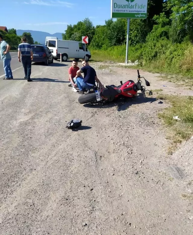 Motosikletli sürücü iş kamyonu ile çarpıştı: 2 ağır yaralı Motosikletli sürücü iş kamyonu ile çarpıştı: 2 ağır yaralı