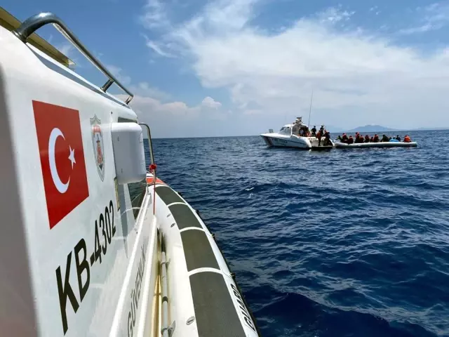 Muğla'da 107 düzensiz göçmen ve 4 göçmen kaçakçısı yakalandı Muğla'da 107 düzensiz göçmen ve 4 göçmen kaçakçısı yakalandı