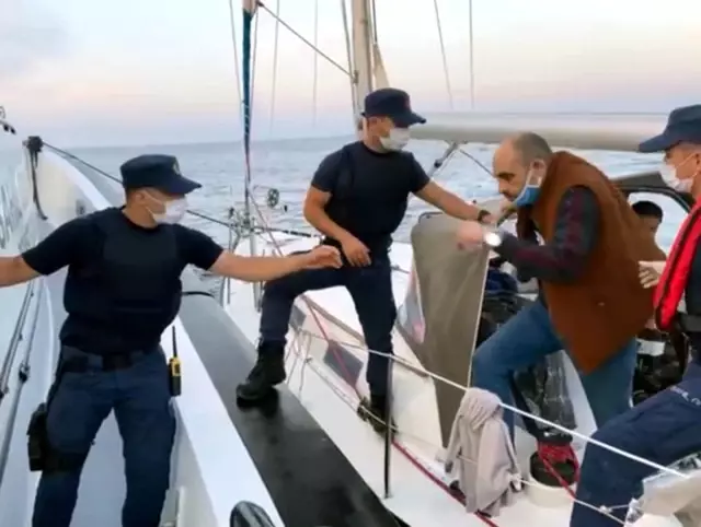 Muğla'da 107 düzensiz göçmen ve 4 göçmen kaçakçısı yakalandı Muğla'da 107 düzensiz göçmen ve 4 göçmen kaçakçısı yakalandı