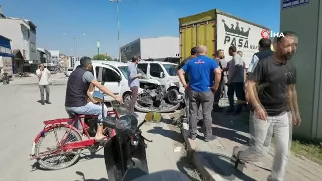 O anlar kamerada...Motosiklete aynı anda 2 araç çarptı: 3 yaralı O anlar kamerada...Motosiklete aynı anda 2 araç çarptı: 3 yaralı