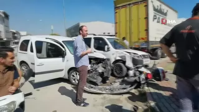 O anlar kamerada...Motosiklete aynı anda 2 araç çarptı: 3 yaralı O anlar kamerada...Motosiklete aynı anda 2 araç çarptı: 3 yaralı