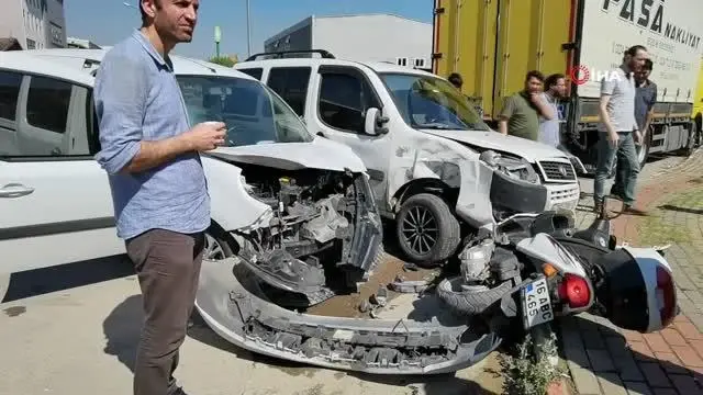 O anlar kamerada...Motosiklete aynı anda 2 araç çarptı: 3 yaralı O anlar kamerada...Motosiklete aynı anda 2 araç çarptı: 3 yaralı