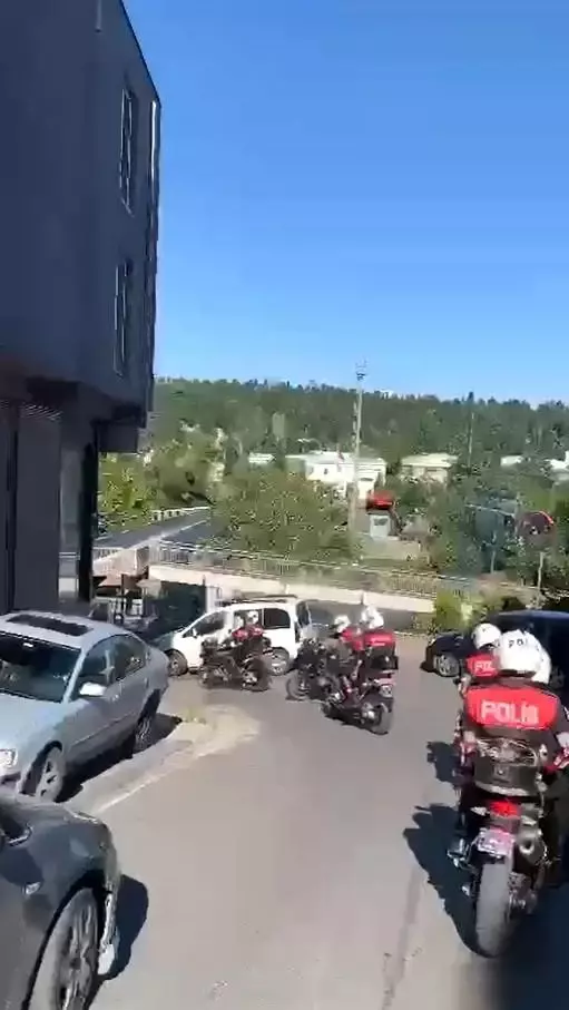 Okmeydanı'nda asayiş uygulamasında aranan 3 şüpheli yakalandı Okmeydanı'nda asayiş uygulamasında aranan 3 şüpheli yakalandı