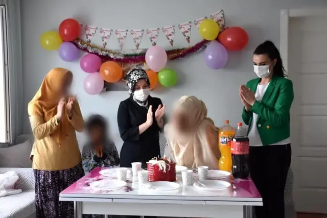 Öksüz ve yetim çocuklara sürpriz doğum günü Öksüz ve yetim çocuklara sürpriz doğum günü