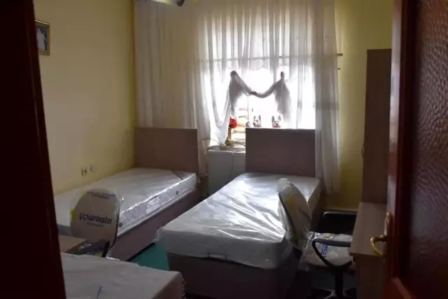 Öksüz ve yetim çocuklara sürpriz doğum günü Öksüz ve yetim çocuklara sürpriz doğum günü