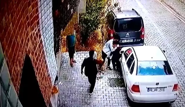 Önce araçlara çarptı, sonra bıçakla saldırdı Önce araçlara çarptı, sonra bıçakla saldırdı