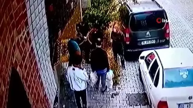 Son dakika haber | Önce araçlara çarptı, sonra bıçakla saldırdı... Kaza sonrası yaşanan kavga kamerada Son dakika haber | Önce araçlara çarptı, sonra bıçakla saldırdı... Kaza sonrası yaşanan kavga kamerada